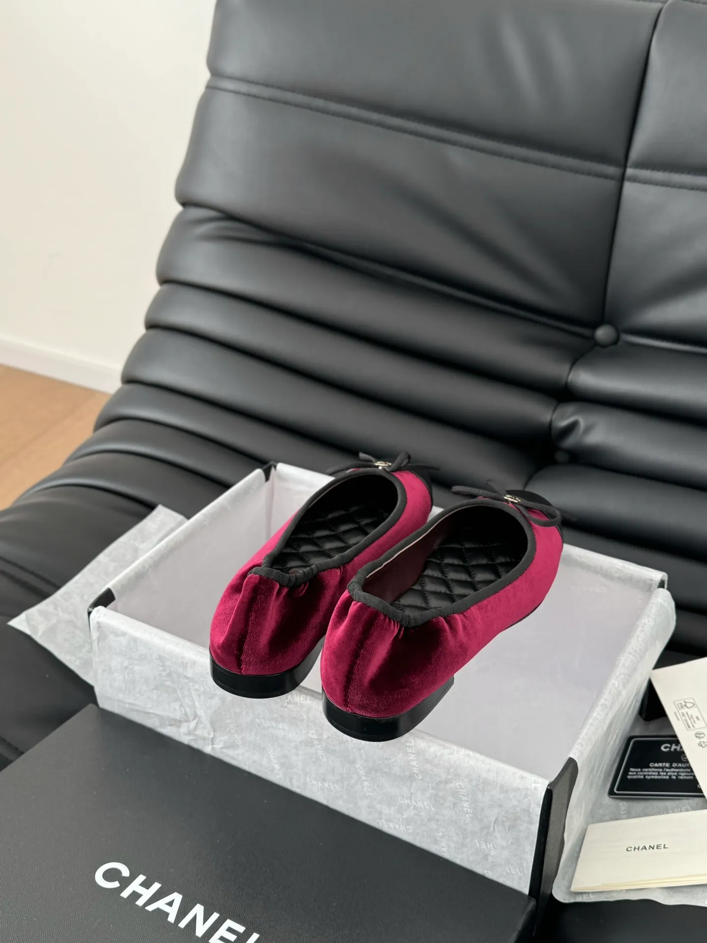 👟👟Ex-factory price 520👟👟 Chanel Xiaoxiang 25C new bow shoe series, original 1:1 replica, a classic among classics. It is perfect whether paired with trousers or skirts. The small round toe design is very good at modifying the foot shape. A must-have for little fairies! The upper is made of imported lambskin, the lining is made of top-grade mixed sheepskin, and the outsole is imported Italian cowhide. Size: 35-39 (40/41/42/43 customized)